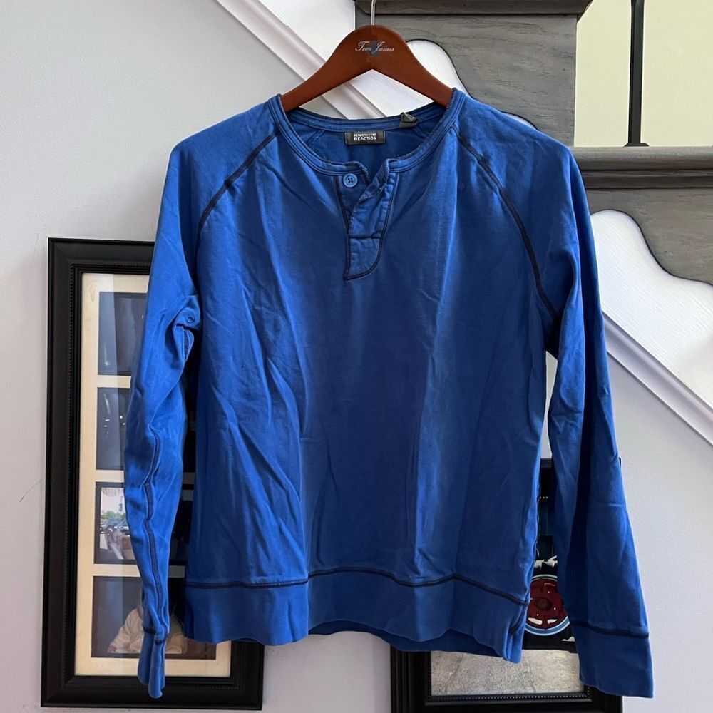 Kenneth Cole Reaction Royal Blue Large Button Henley Top sz M